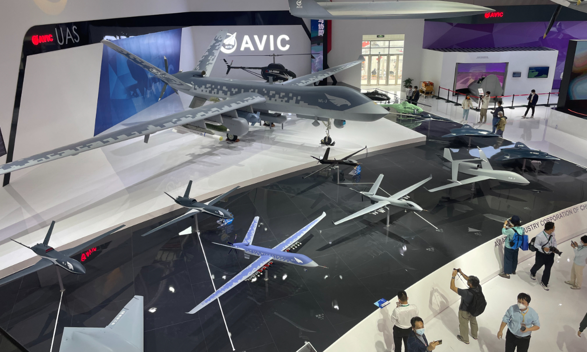 Dron Wing Loong 3 (na górze) jest prezentowany na wystawie Airshow China 2022, która odbywa się w Zhuhai w prowincji Guangdong w południowych Chinach od 8 do 13 listopada 2022 r. 